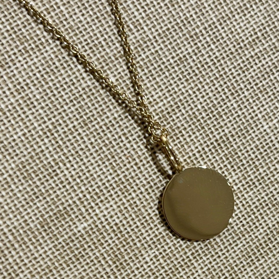 Alice Solid Round Pendant, 18k gold